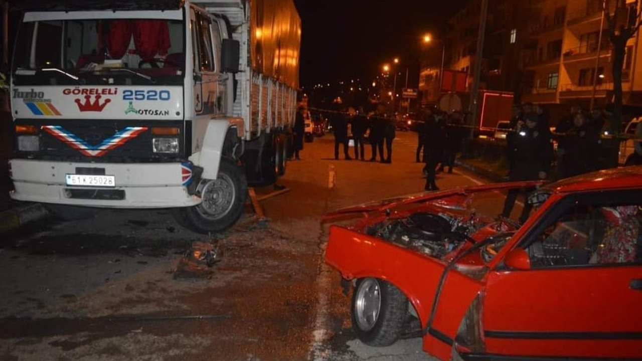 Sürücüsünün hakimiyetini kaybettiği otomobil duran kamyona çarptı