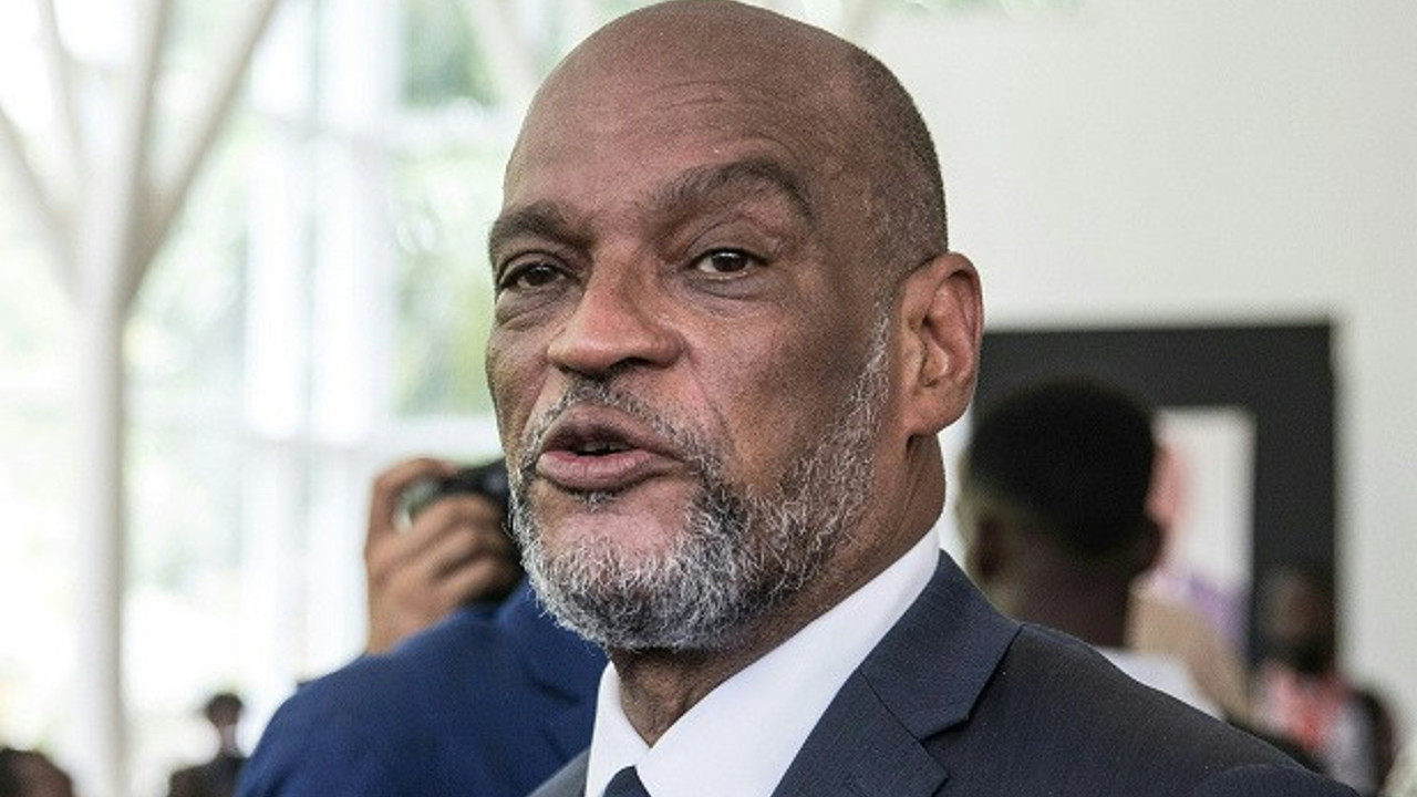 Başbakan görevinden istifa etti