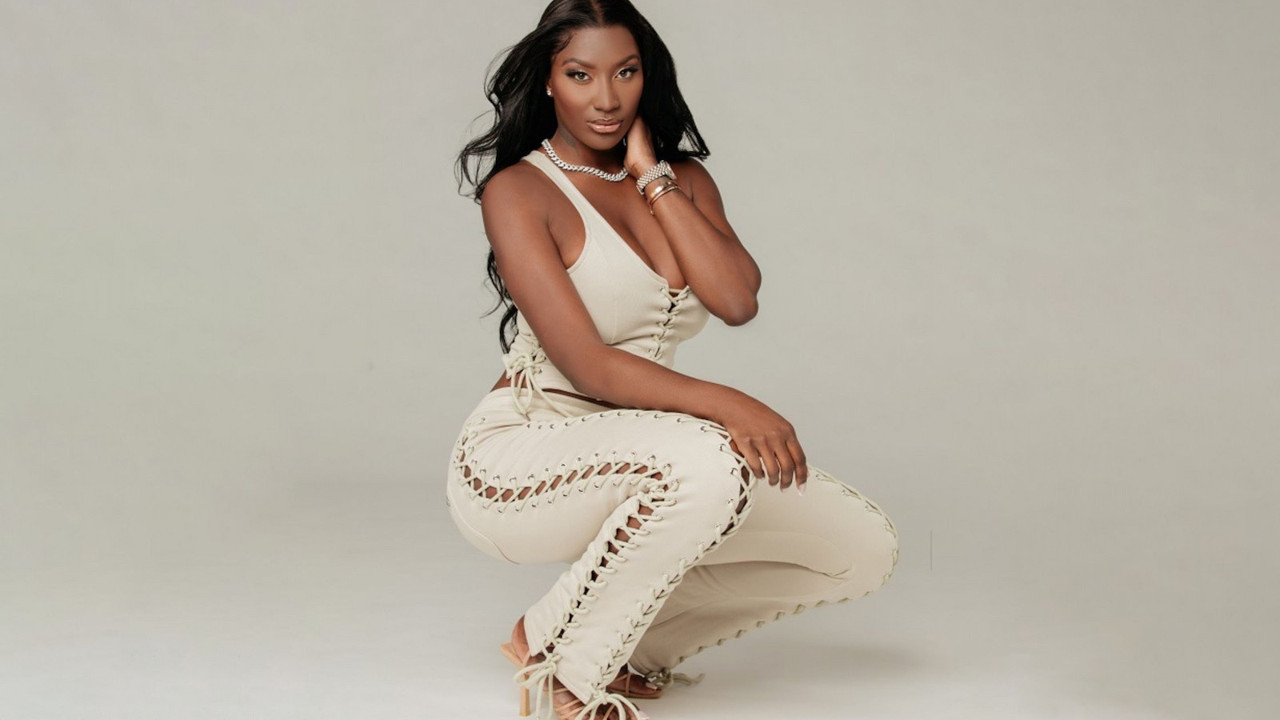 Ünlü şarkıcı ırkçı saldırıların hedefi oldu