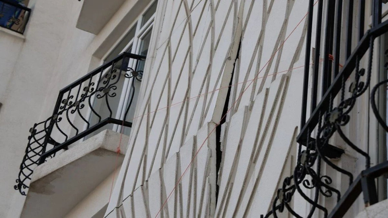 Çatlayan dış cepheye çamaşır ipli önlem. Resmen ölüme davetiye