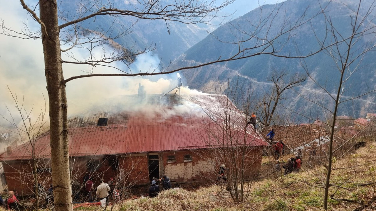 Trabzon’da iki katlı evde yangın