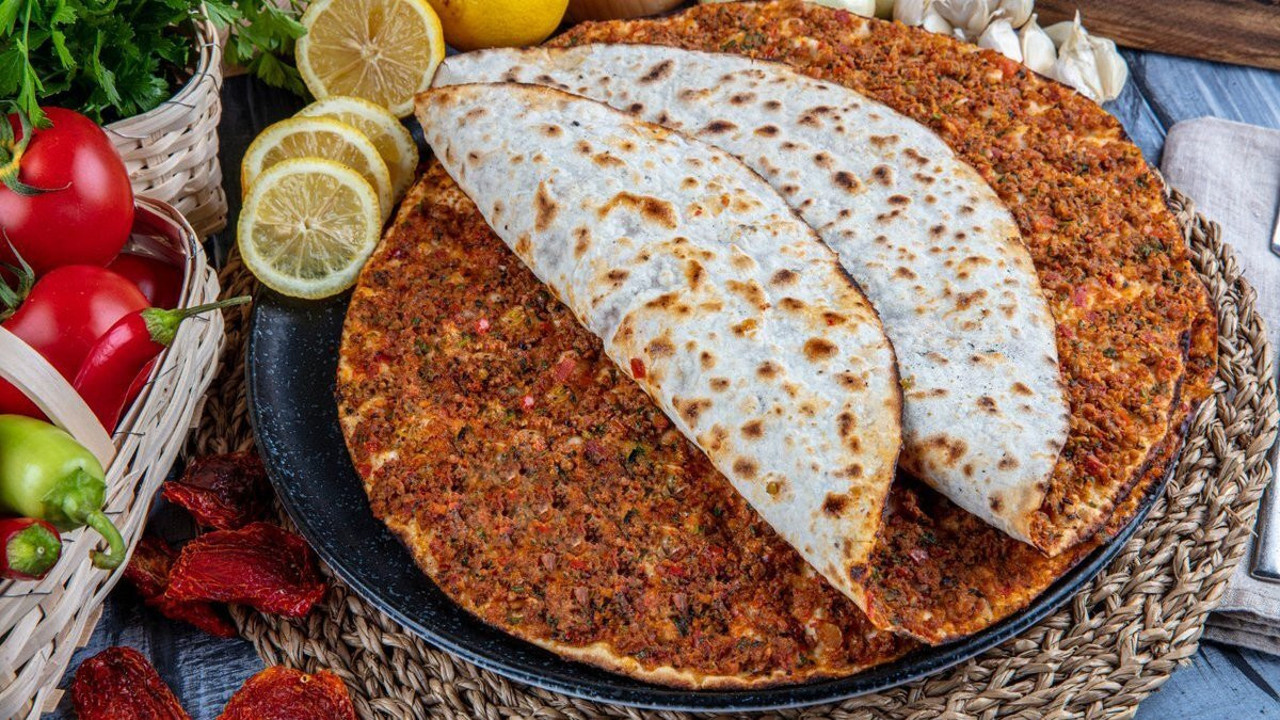 Lahmacun hamuru nasıl yapılır? Dumanı üstünde tüten lezzet yedikçe yediriyor