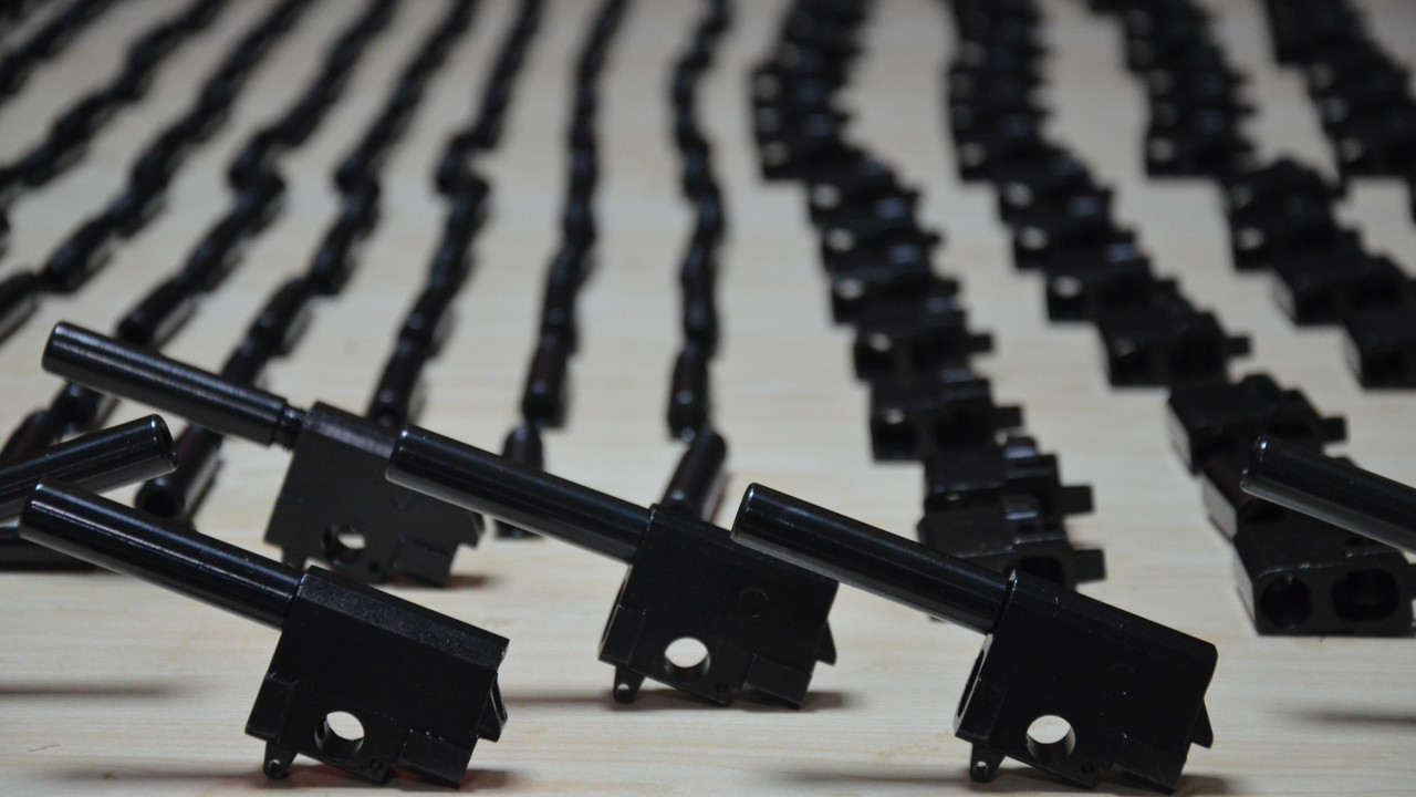 Ev eşyası taşıyan tırda binlerce silah parçası ele geçirildi