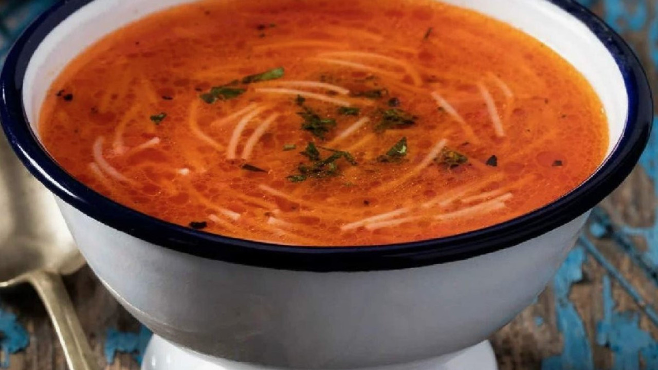 Ramazan ayında iftar sofralarının vazgeçilmezi olan çorbalar, sofraları şenlendiriyor.