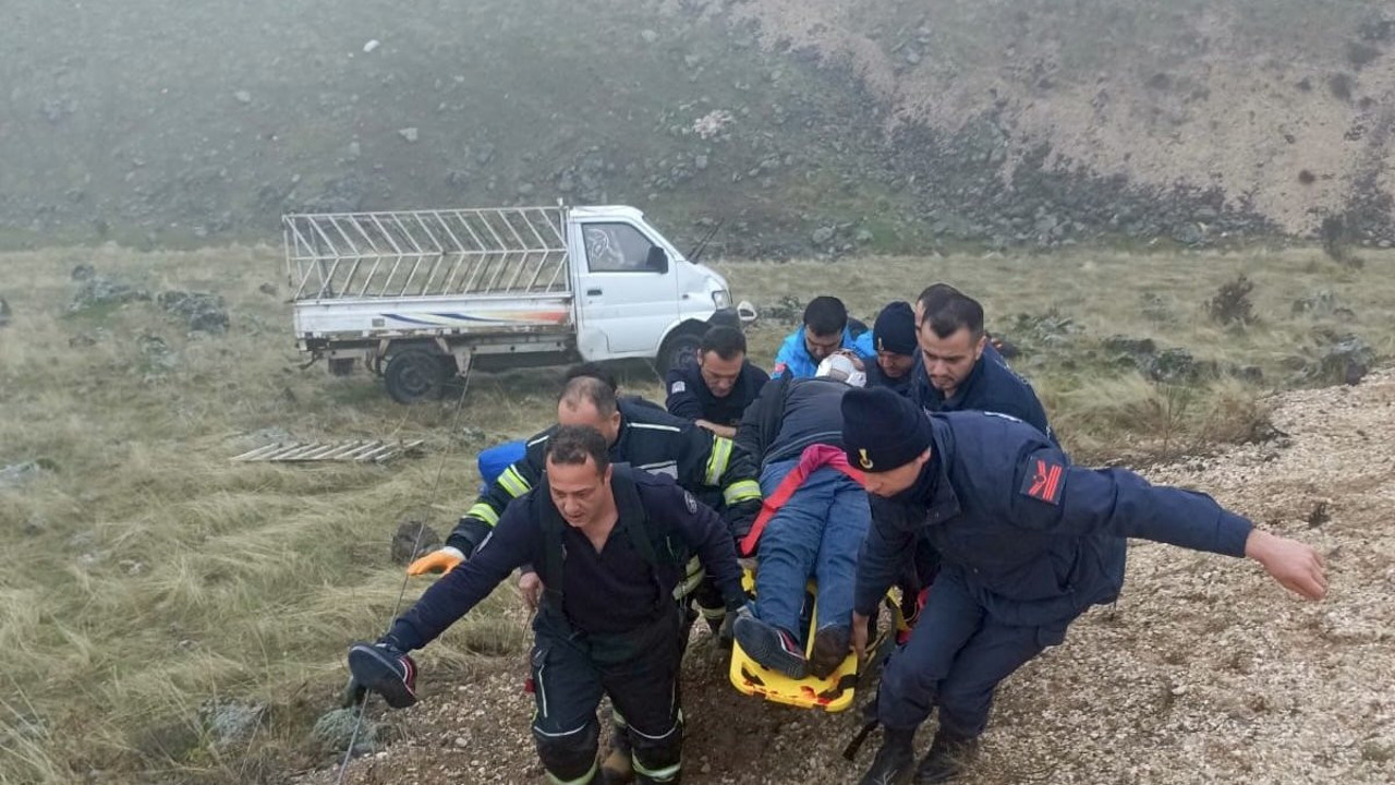Elazığ’da kontrolden çıkan pikap devrildi. 1 yaralı