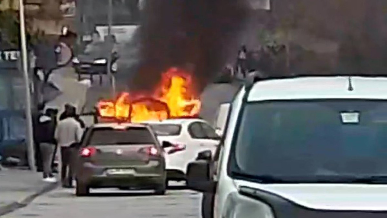 İstanbul'da içinde müşteri bulunan taksi alev alev yandı