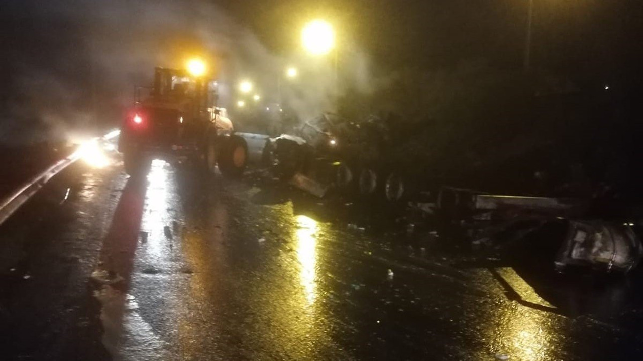 Kaza yapan parfüm yüklü TIR yandı