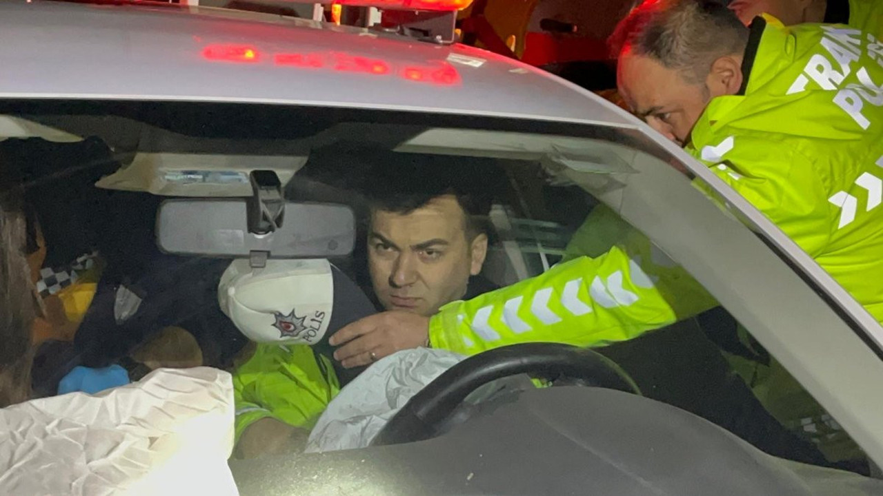 Polis aracının bariyere çarptığı kazada 2 memur yaralandı