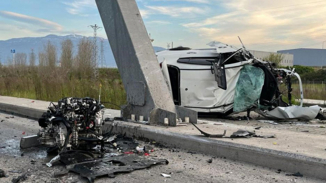 Defalarca takla atan aracın motoru yola fırladı