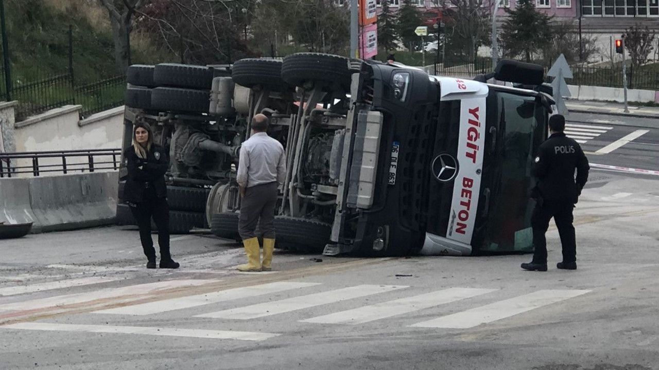 Ankara’da çimento tankeri devrildi. Cadde trafiğe kapandı