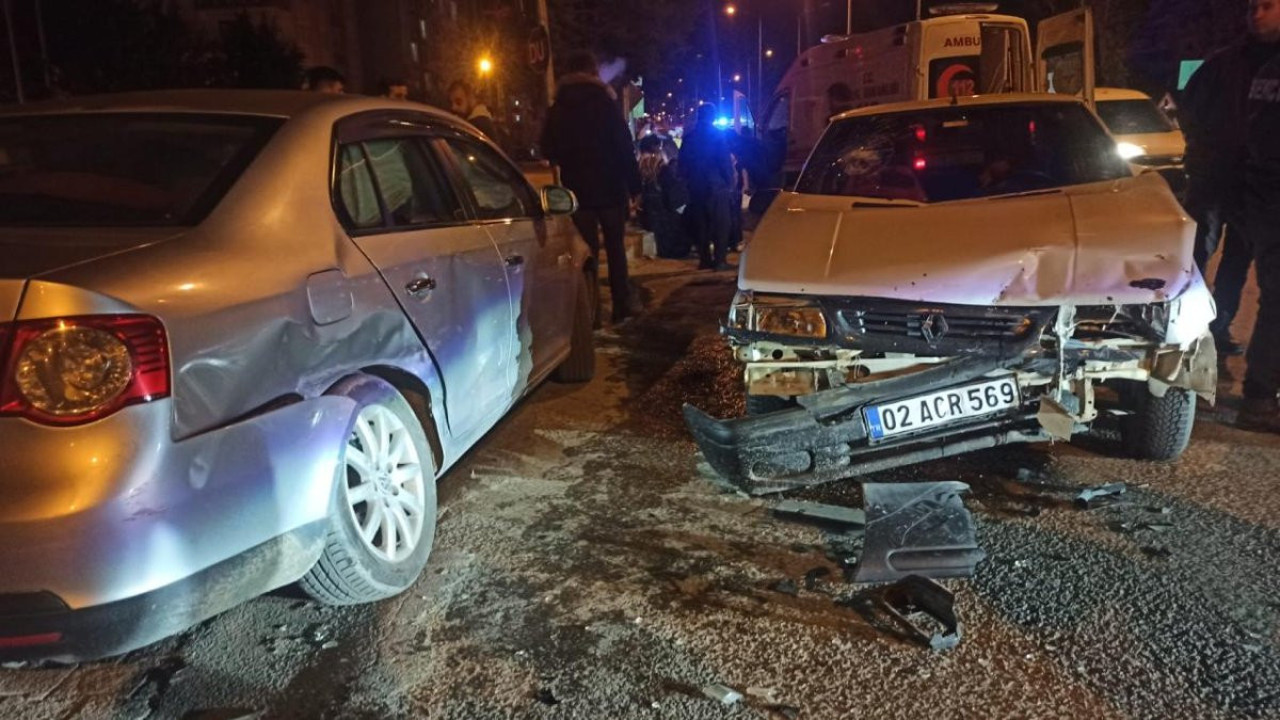 Adıyaman'da iki otomobil çarpıştı: 5 yaralı