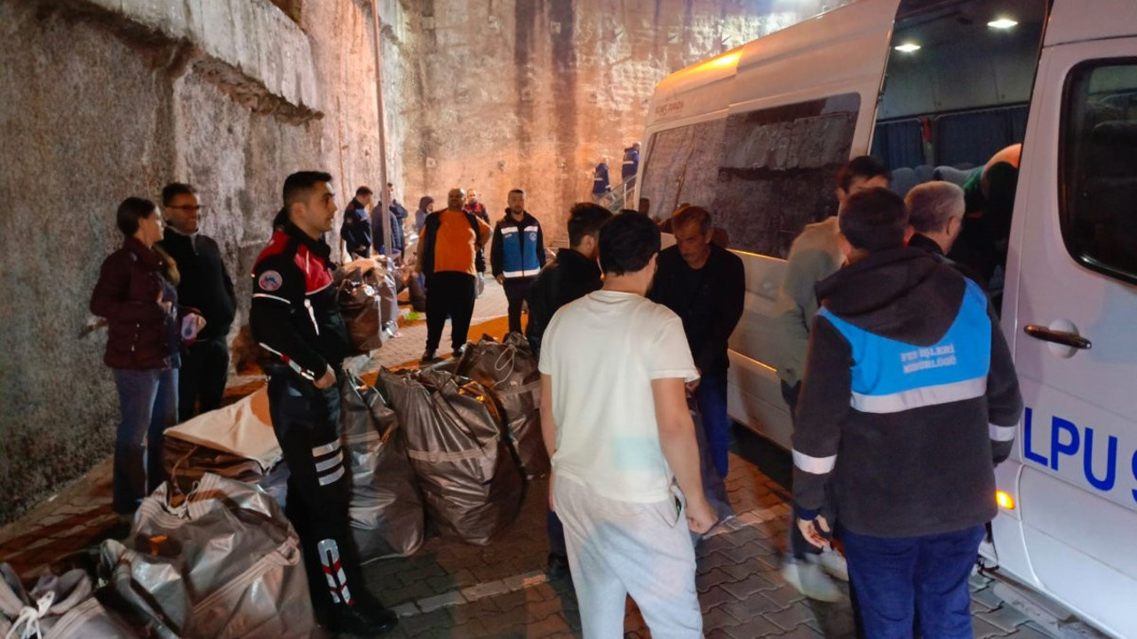 İstanbul'da oy pusulaları okullara getirildi