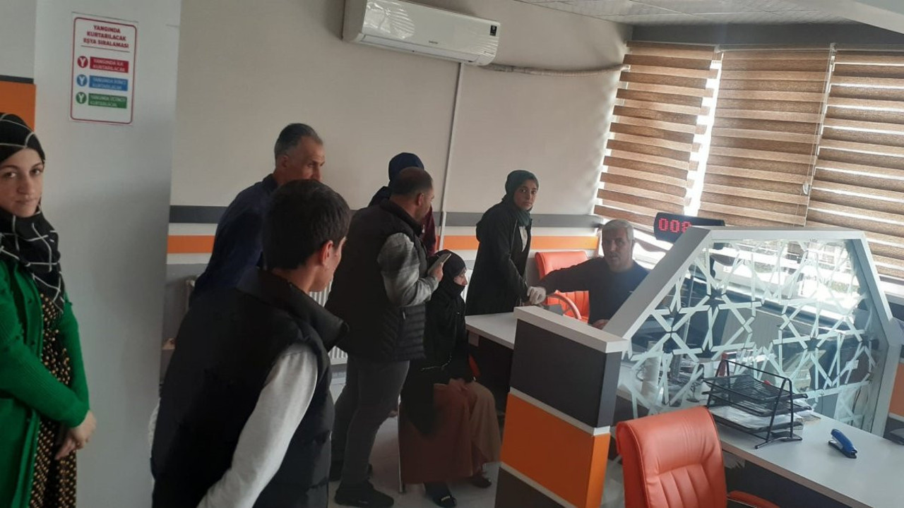 Nüfus müdürlüğünde seçim yoğunluğu! Seçmenler soluğu burada aldı