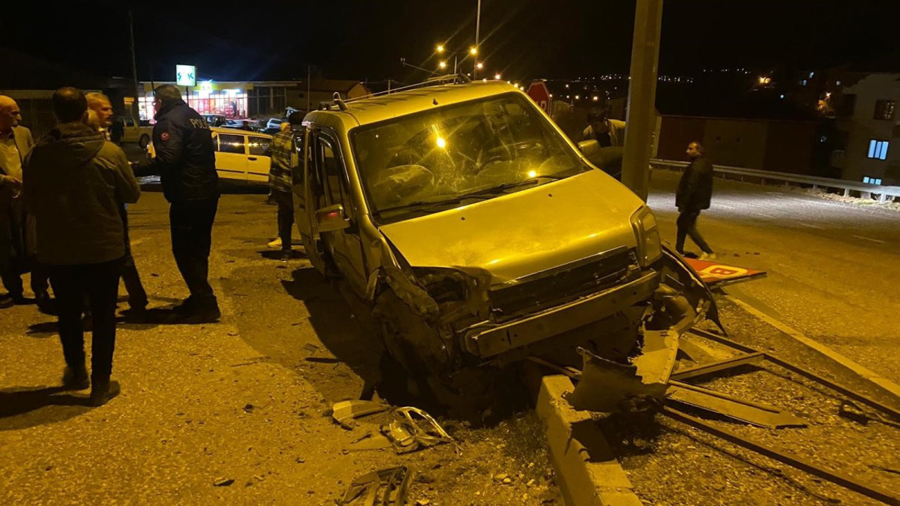 Otomobil ile hafif ticari araç çarpıştı:7 yaralı