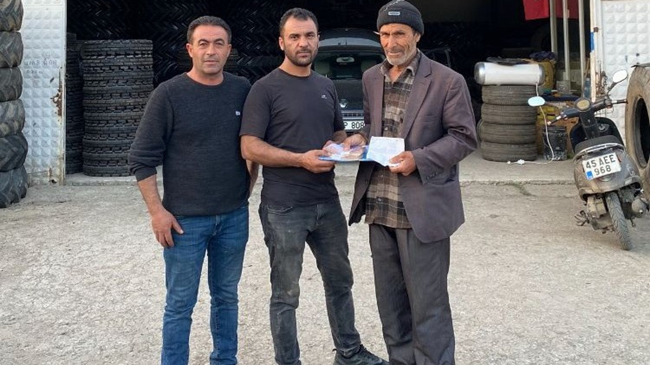 Manisalı esnaf yolda bulduğu parayı sahibine teslim etti