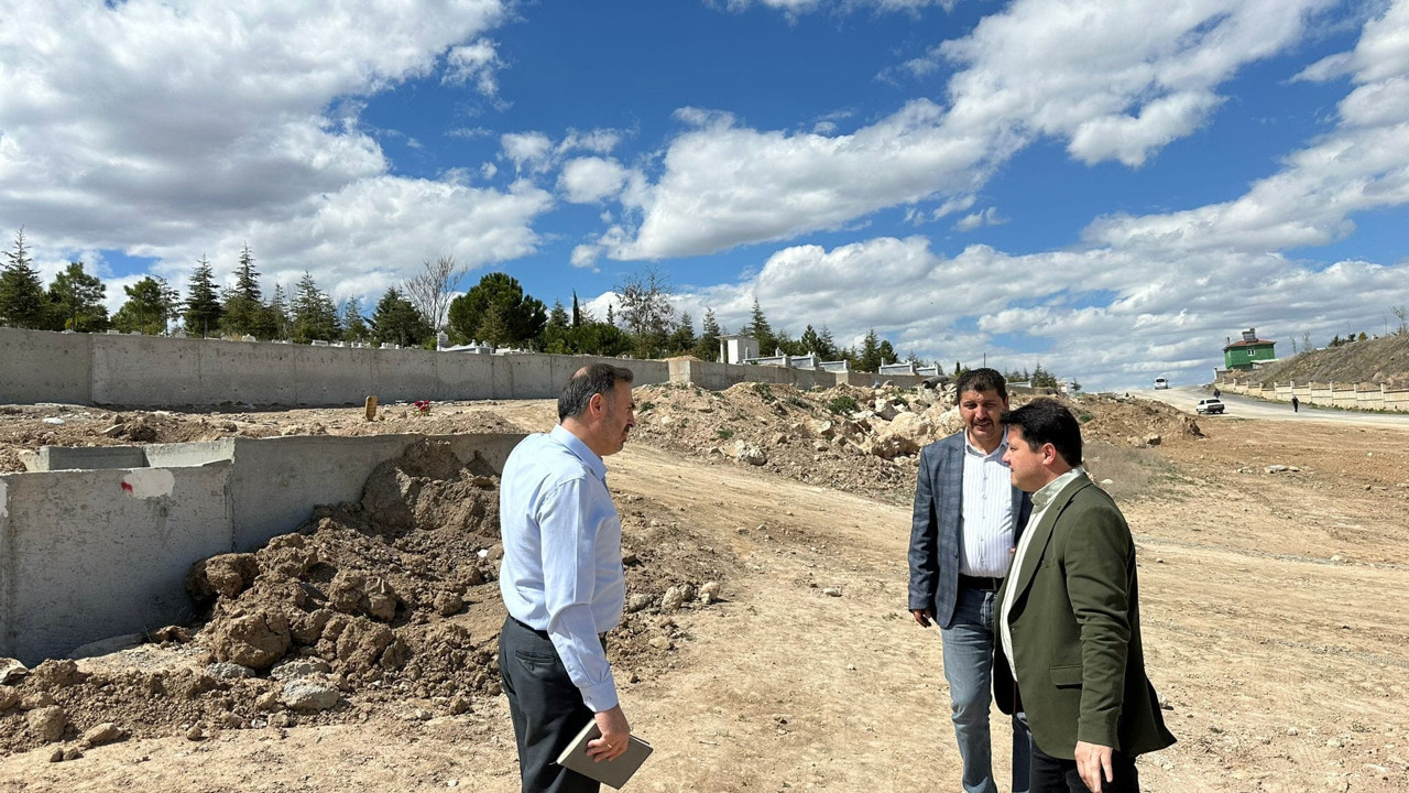 Belediye başkanı seçilir seçilmez kabristana el attı