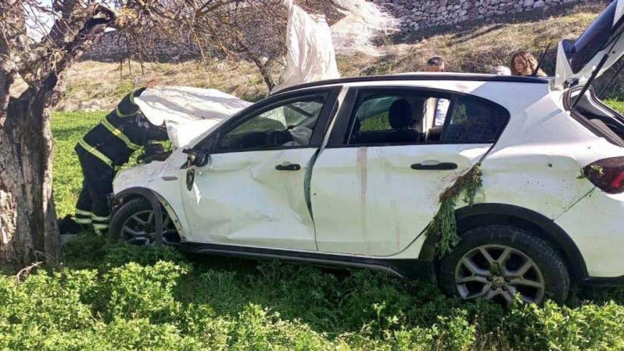 Cenazeye yetişmeye çalışırken kaza yaptılar. 2 kardeş can verdi