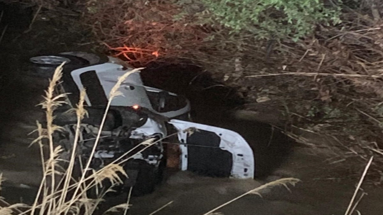 Otomobil su kanalına düştü: 3 yaralı