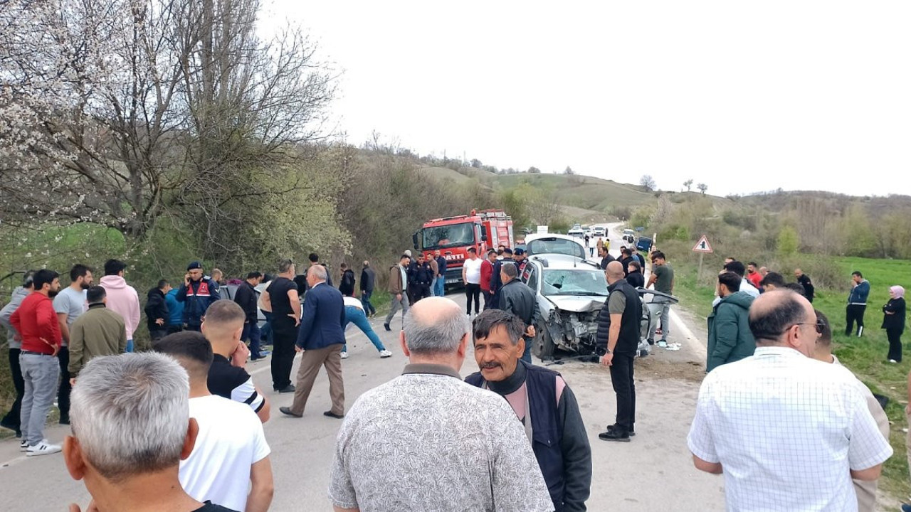 İki araç kafa kafaya çarpıştı. 8 yaralı (10 Nisan 2024)