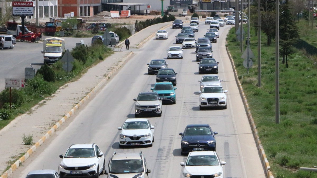 Afyon - Antalya kara yolunda bayram yoğunluğu
