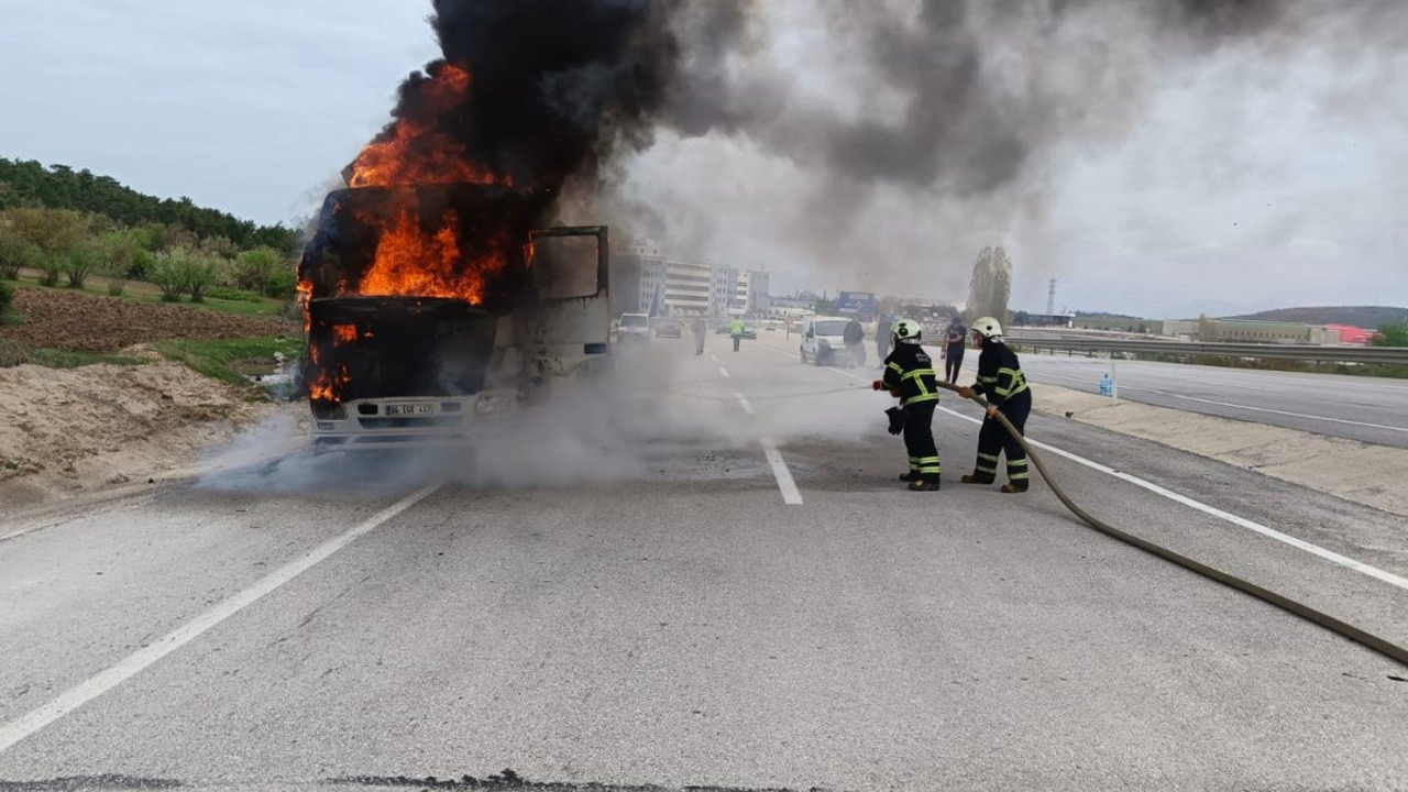 Hafriyat kamyonu alev alev yandı