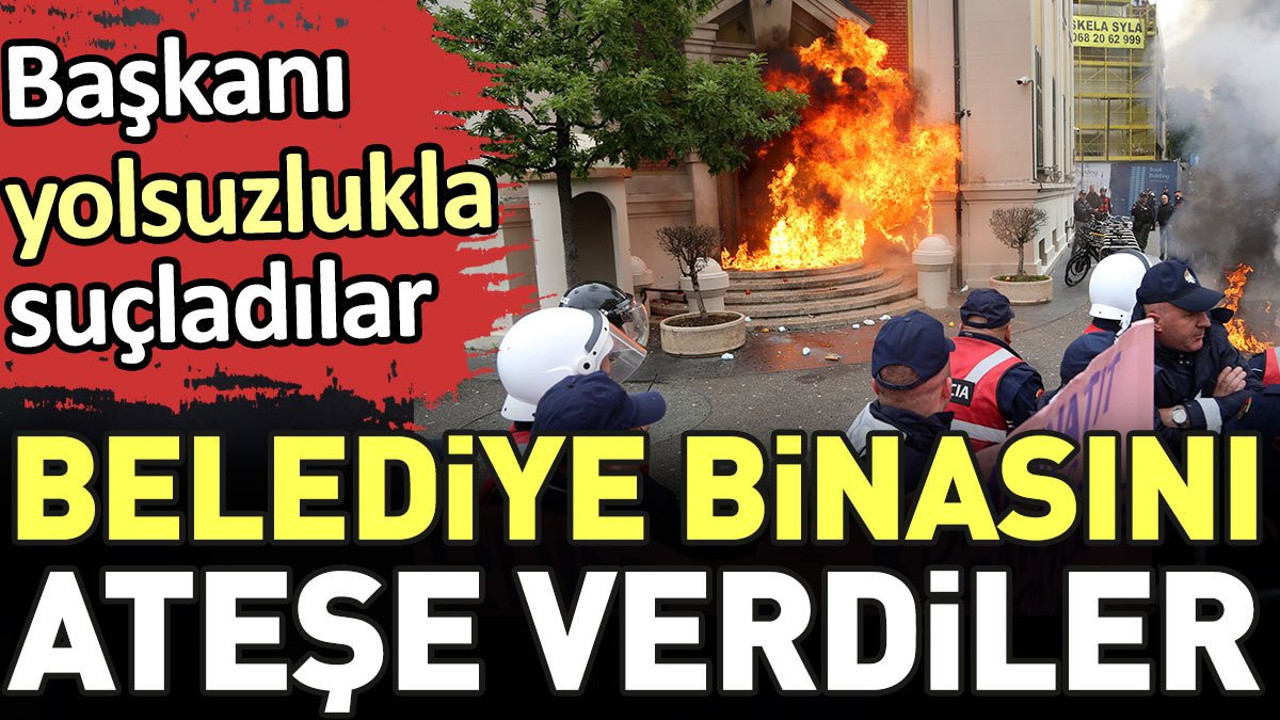 Belediye binasına ateşe verdiler. Başkanı yolsuzlukla suçladılar
