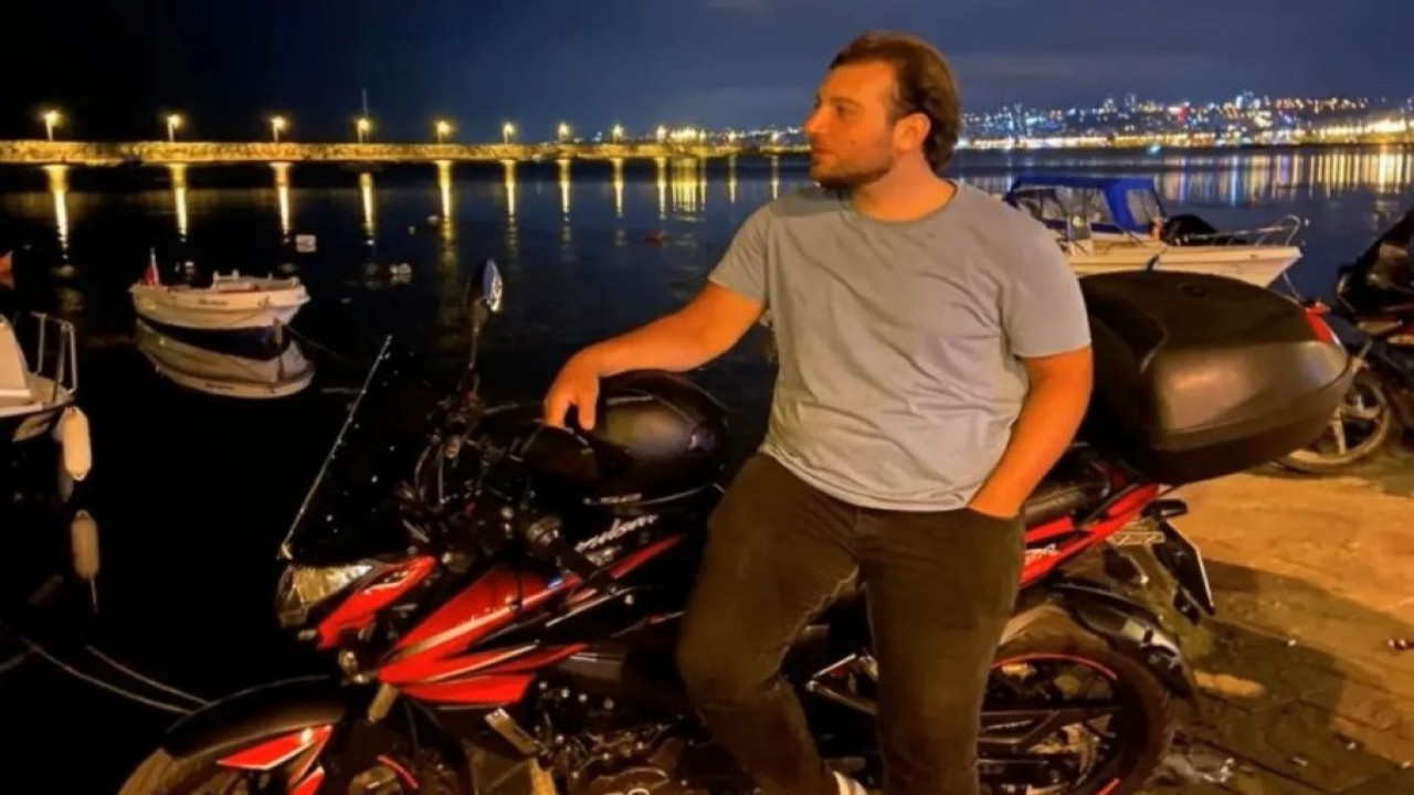 Motosikletiyle direğe çarpan ehliyetsiz kurye öldü