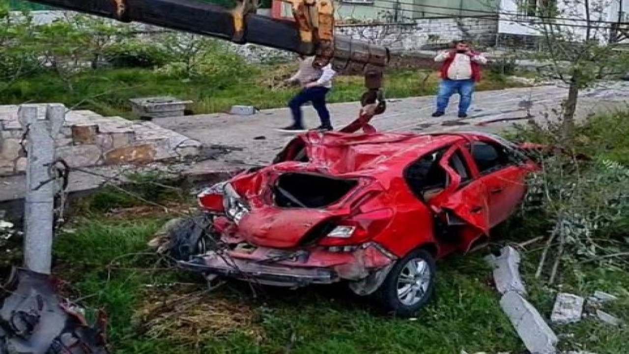 Otomobil evin bahçesine uçtu