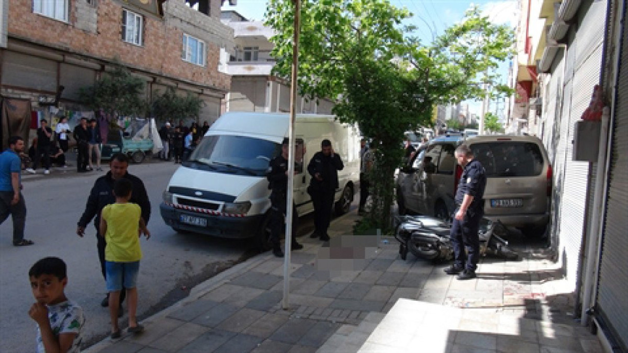 Kontrolden çıkan araç bir motosiklete ve kaldırımda oturanlara çarptı: 1 ölü