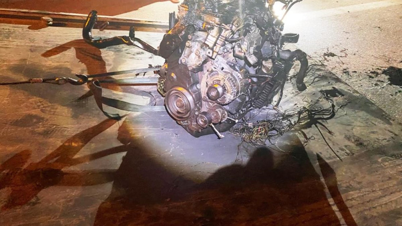 Çarpmanın etkisi ile aracın motoru fırladı