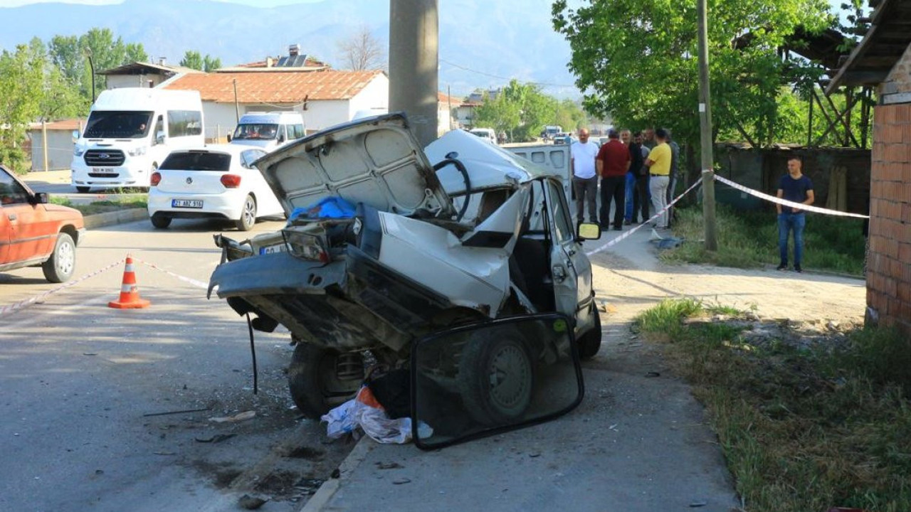 Elektrik direğine ok gibi saplanan otomobil hurdaya döndü