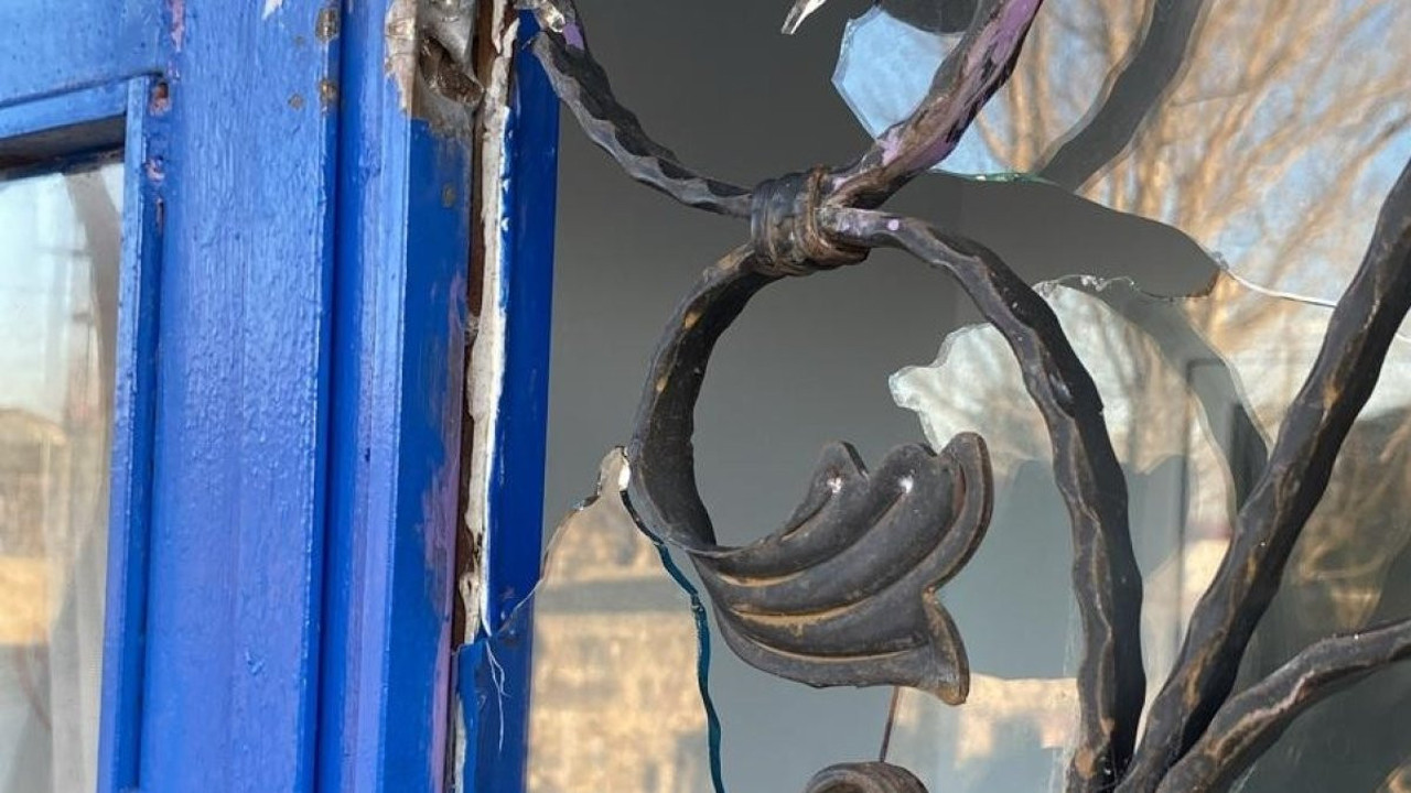 Kars'ta önce evi kurşunladılar sonra balyaları ateşe verdiler