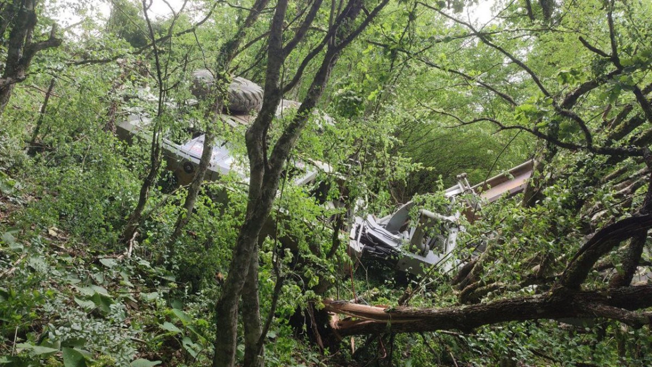 Kanal temizleyen iş makinası devrildi. 1 yaralı