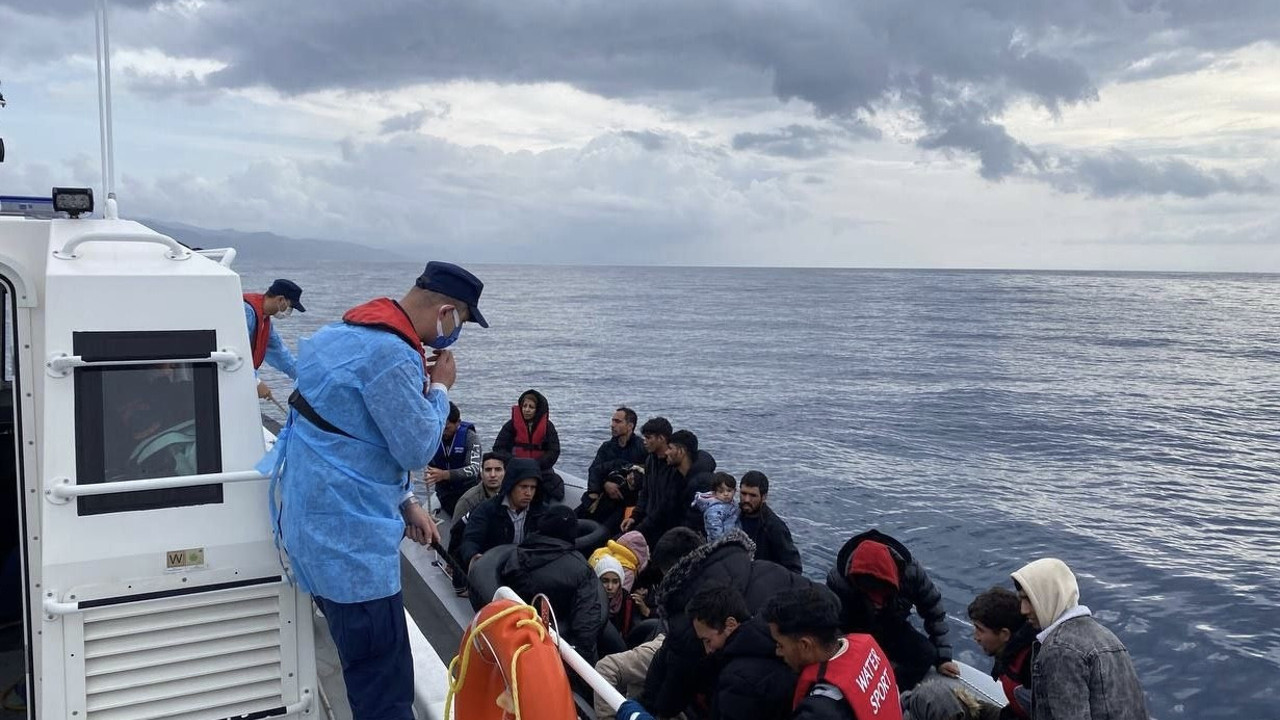 Ayvacık'ta kaçak göçmenler yakalandı