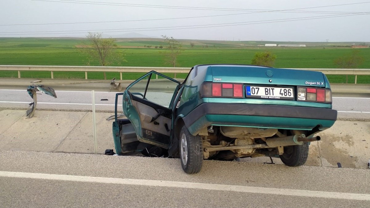 Konya’da otomobil bariyerlere çarptı: 2 yaralı