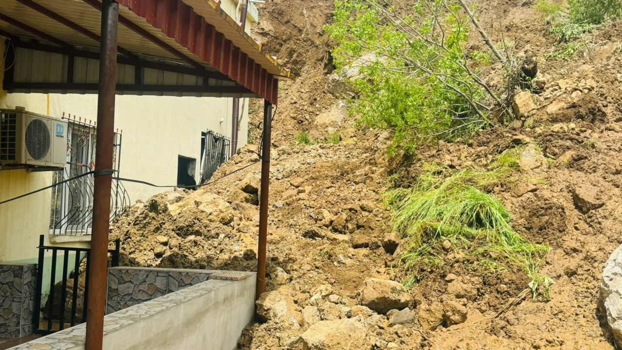 Şırnak'ta toprak kayması! Bir evde hasar...