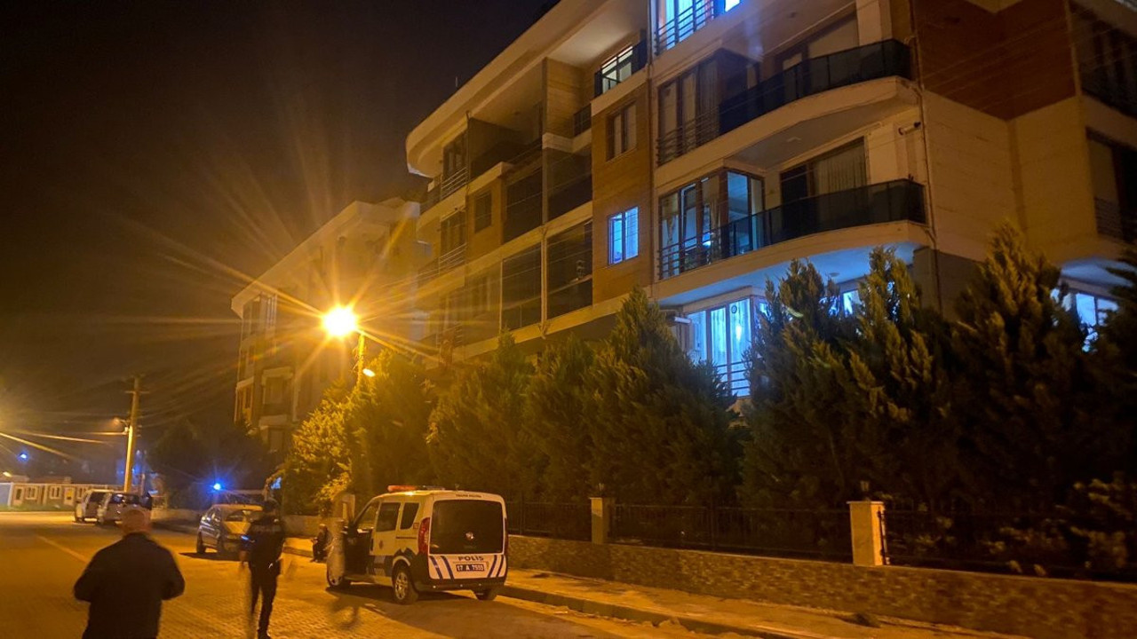 Otoparktaki otomobil yangını endişe yarattı, 52 dairelik bina tahliye edildi