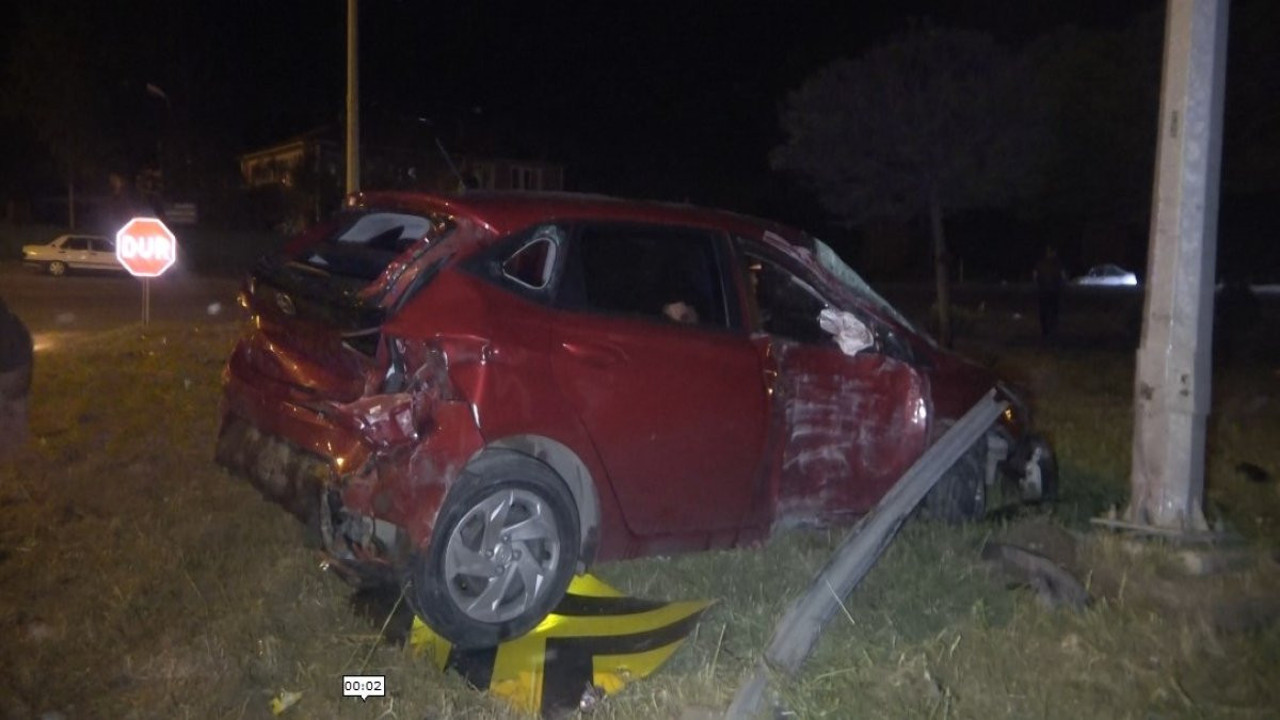 İki otomobil çarpıştı, biri alevlere teslim oldu