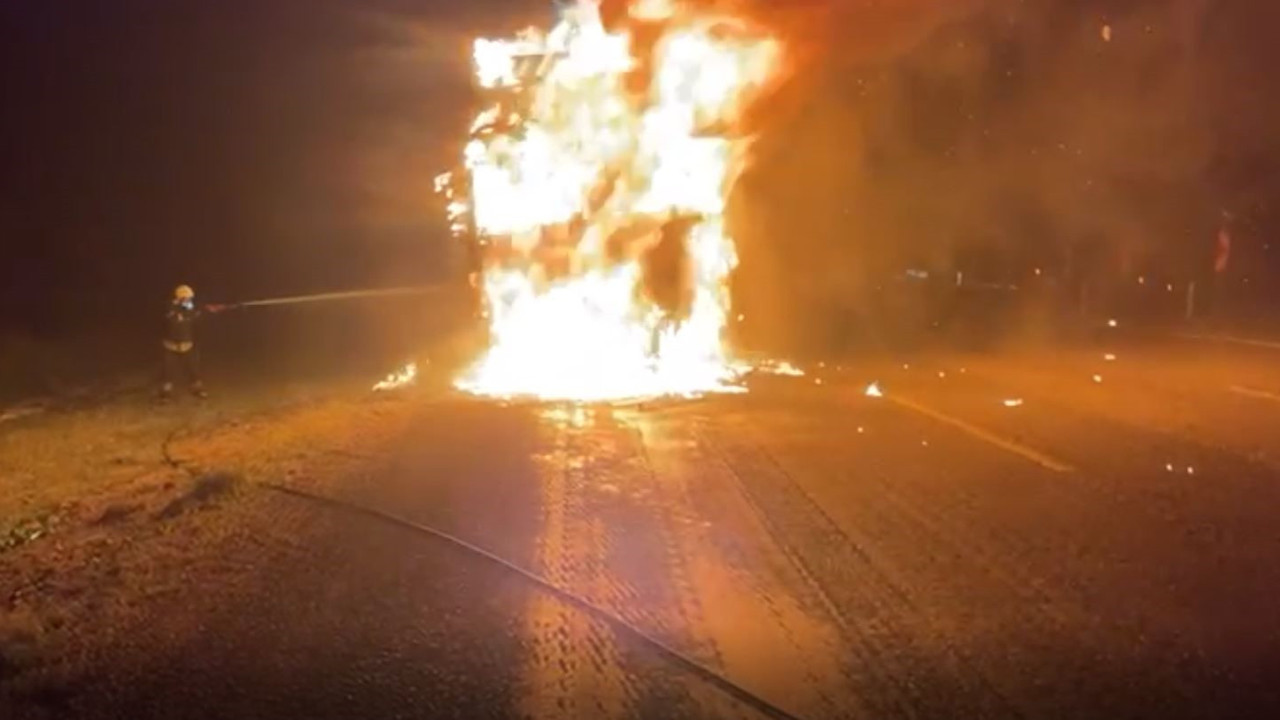 Seyir halindeki tır alevlerin kurbanı oldu