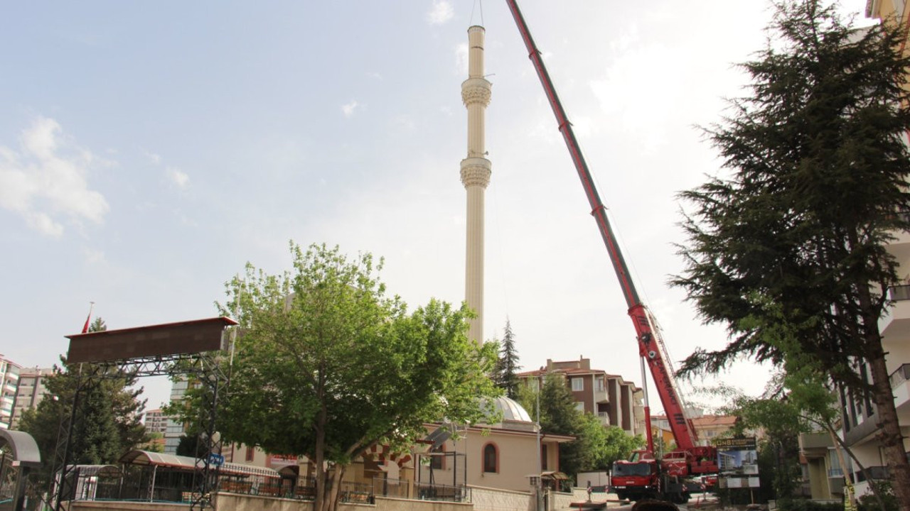 Fırtınada hasar gören minare sökülüyor