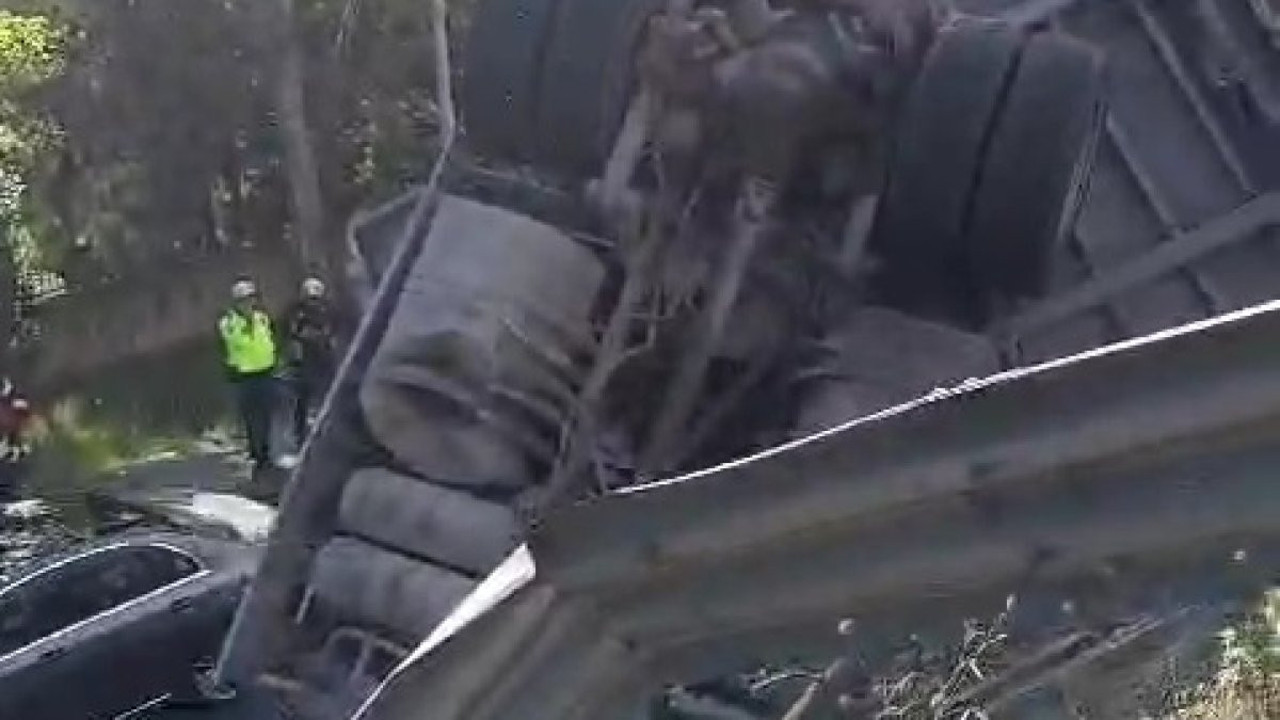 Gebze'de devrilen çamaşır makinesi yüklü TIR'ın şoförü yaralandı