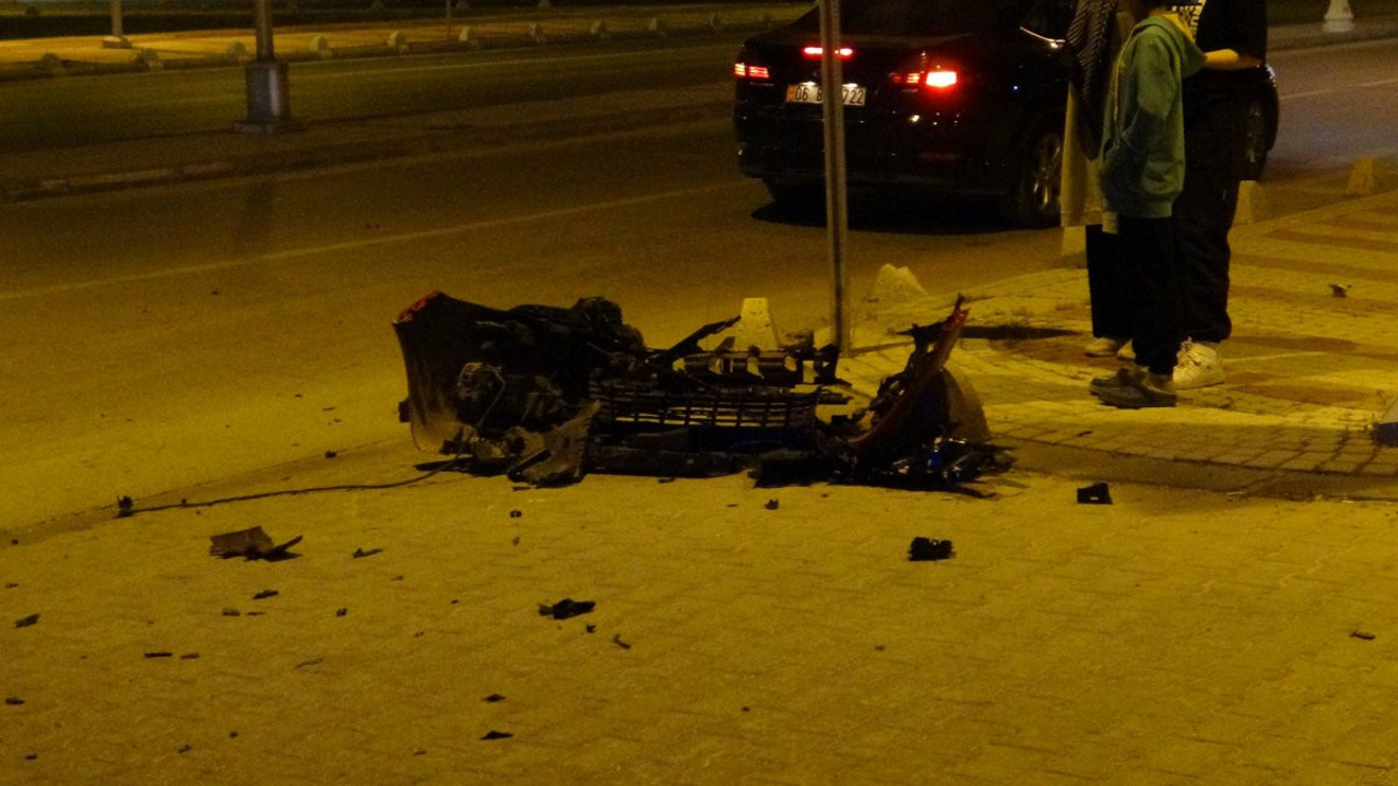 Üç aracın karıştığı kazada ortalık savaş alanına döndü: 3 yaralı