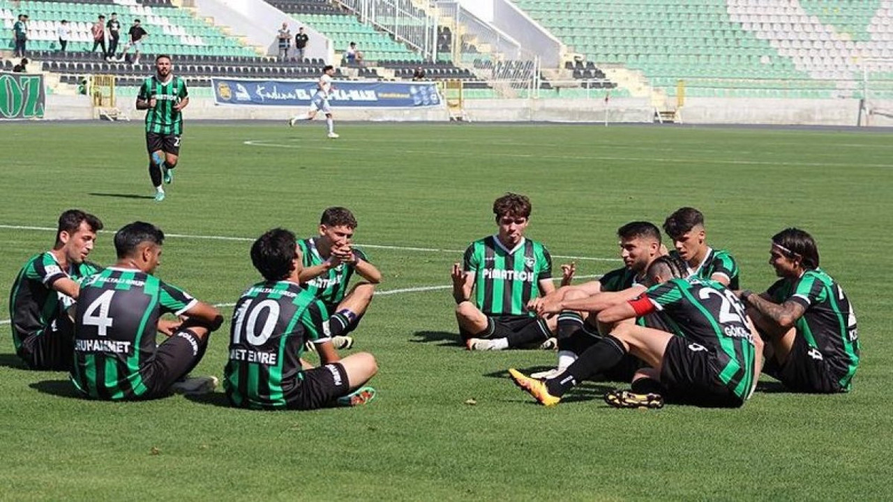 Golü atıp aniden tüm takım yere oturdu. Gerçek sonra ortaya çıktı