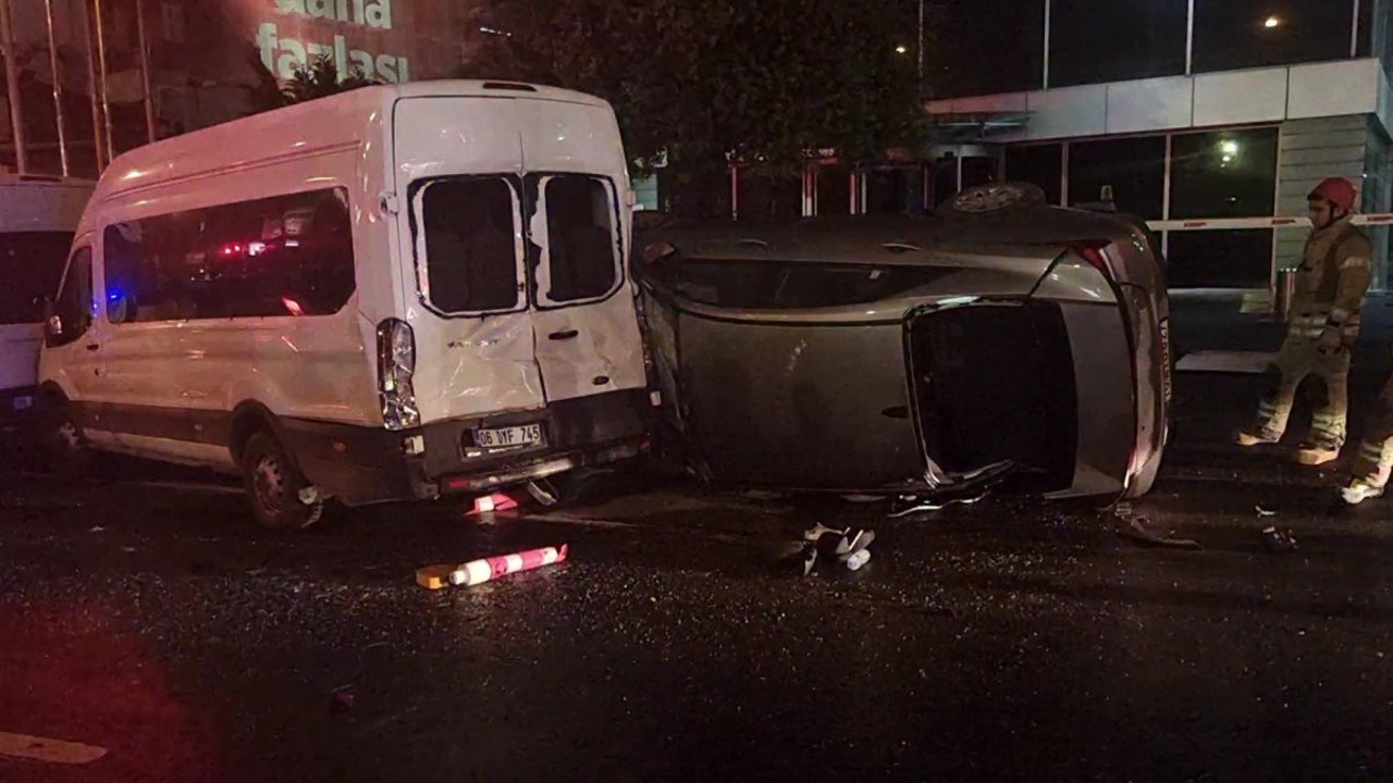 Sarıyer'de doğalgaz kutusuna çarpan araç takla attı: 2 yaralı