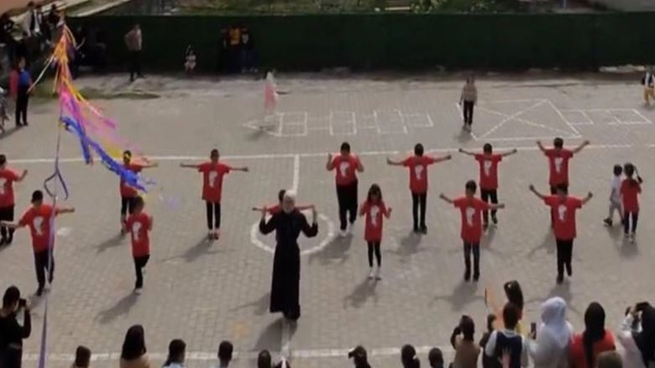 23 Nisan'da öğrencilerine Atatürk tişörütü giydiren öğretmen açığa alındı. Rasim Ozan Kütahyalı hedef almıştı