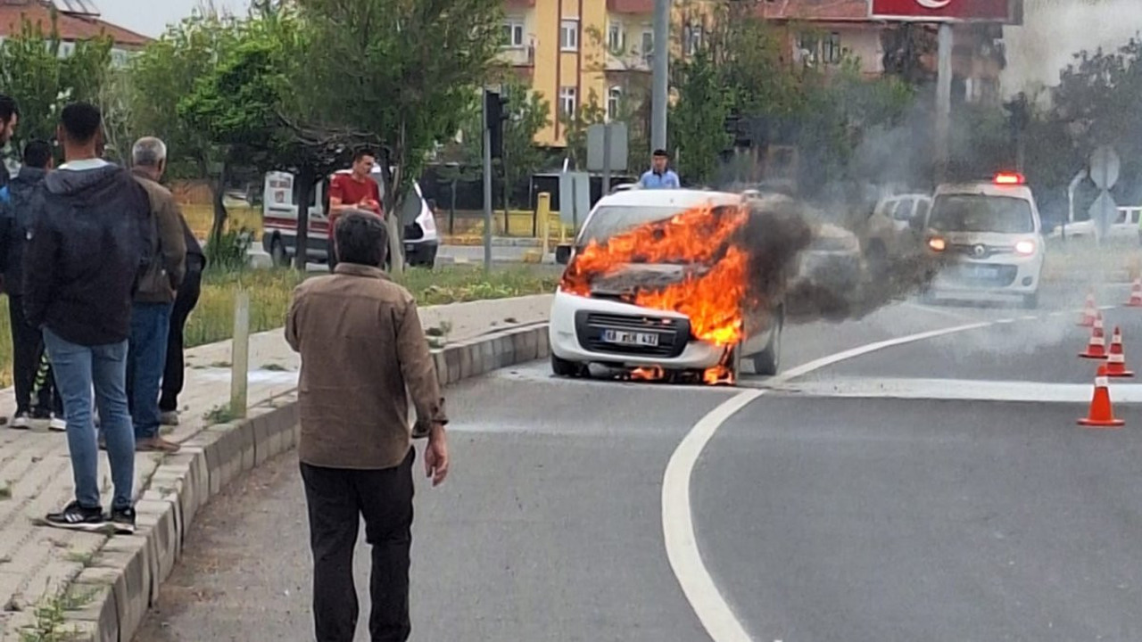 Asansör tamirine giderken araçları alev alev yandı
