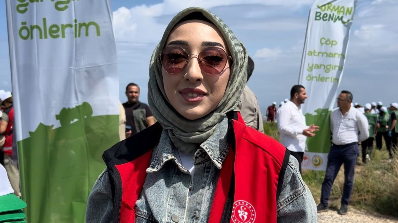 Hatay'da genç kadın her diktiği ağaca bir hatıra bırakıyor