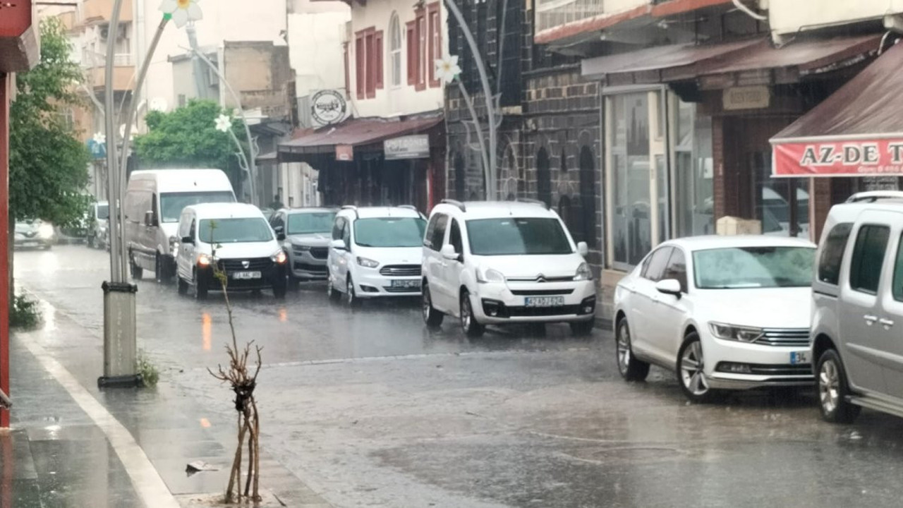 Dolu ve sağanak yağış sokakları göle çevirdi