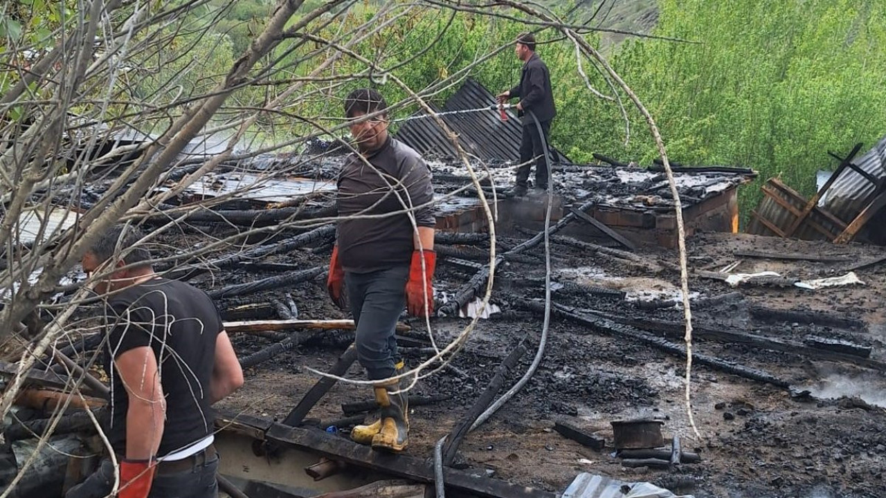 Erzincan’da ev ve odunluk alevlere teslim oldu