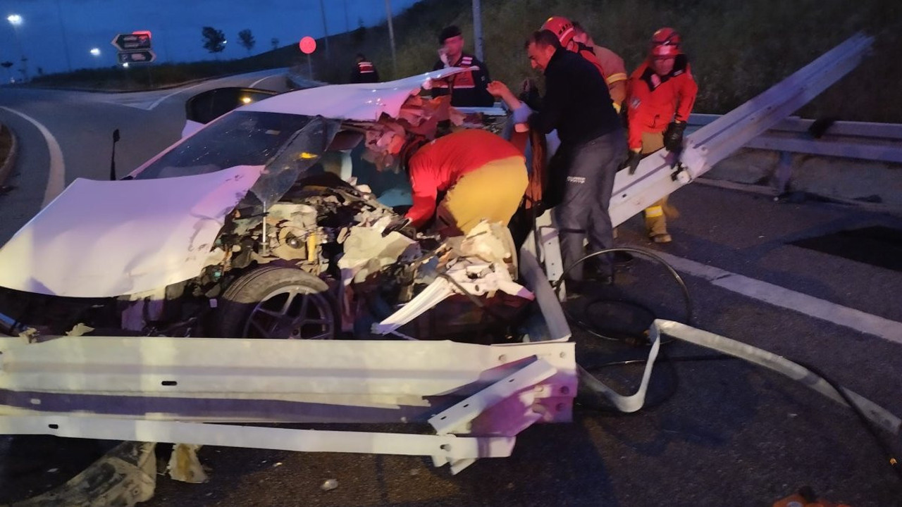 Refüje çarpan araç perte çıktı: Aynı aileden 1 kişi öldü, 3 kişi yaralandı